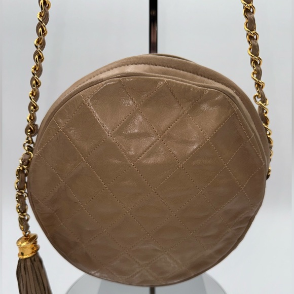 Chanel-Authentic-Vintage- Round Tassel Crossbody Bag Quited Gold matelasse chain - Picture 5 of 14